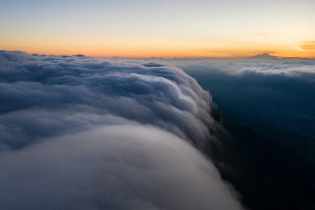 Cascade de nuages en chartreuse dans les Alpes