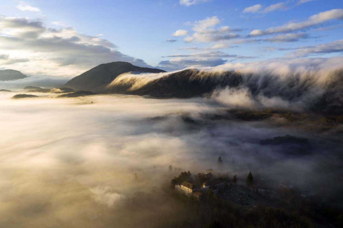 Cascade de brume à Conzieu, Bugey, tel le Déluge