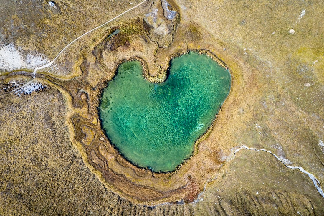 Lac de montagne en forme de coeur