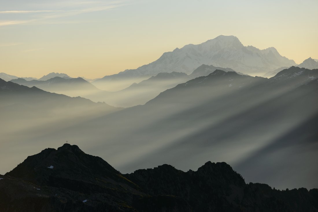 Rayons de soleil, croix et mont blanc depuis le Cheval Noir