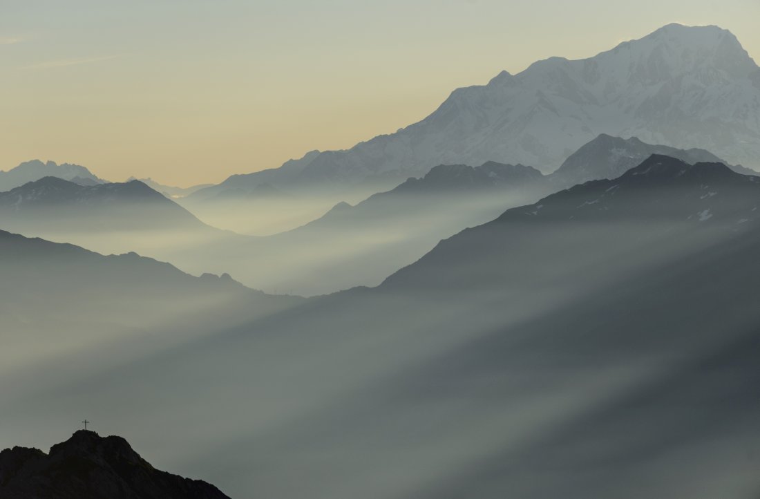 Rayons de soleil, croix et mont blanc, l'appel du divin