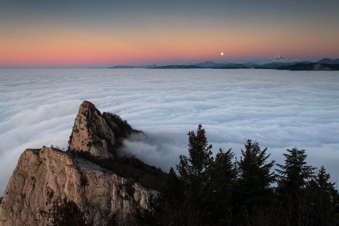 Mer de nuage en Savoie à la Dent du Chat depuis le Molard Noir