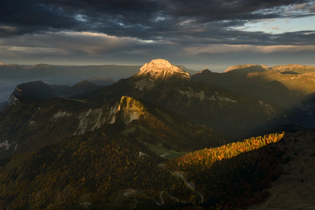 Lever de soleil sur la Chartreuse à l'aube automnale