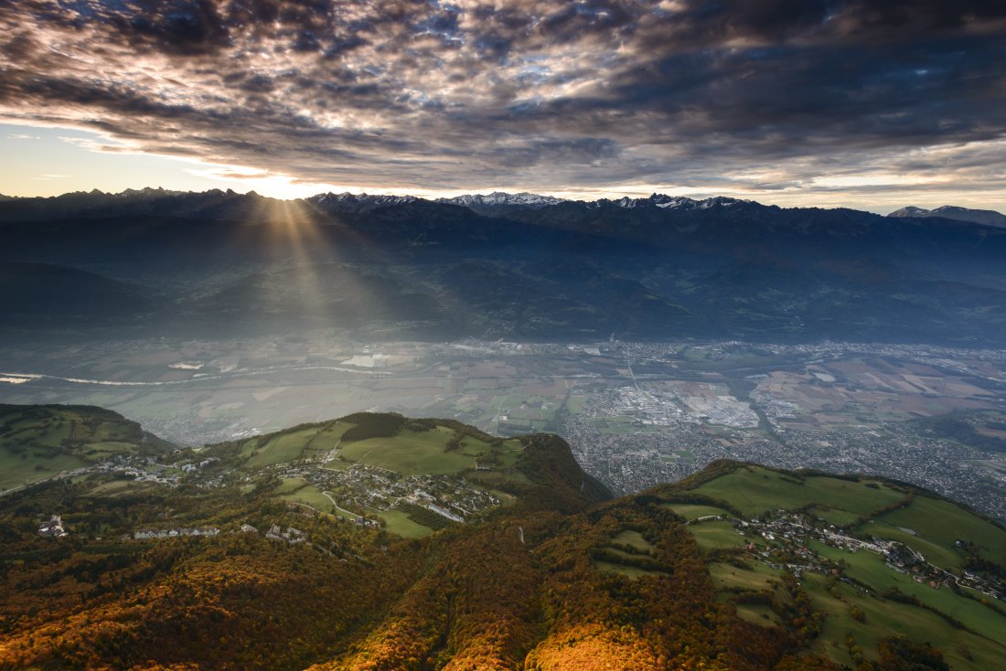 Lever de soleil dans le Grésivaudan depuis la Dent de Crolles telle une percée divine