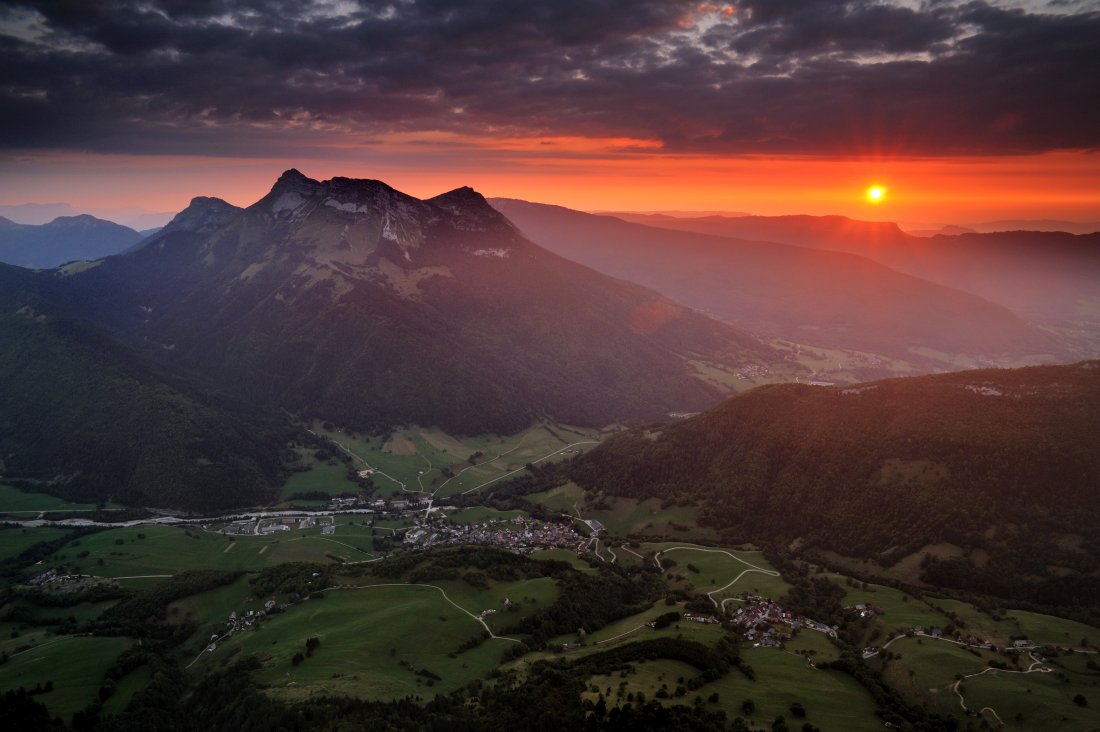 Coucher de soleil dans les Bauges depuis la Dent de Pleuven