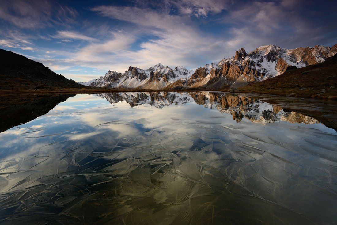 Reflet des cerces dans un lac de montagne