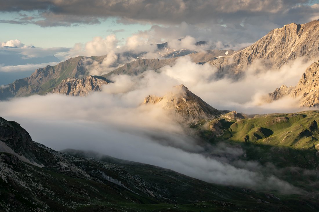 Brume au col de la vallée étroites dans les cerces