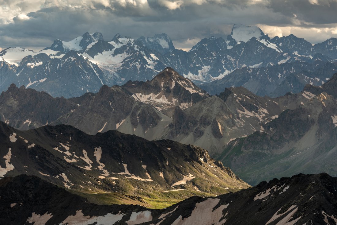 Les Ecrins depuis le Mont Thabor et la succession de crêtes alpines