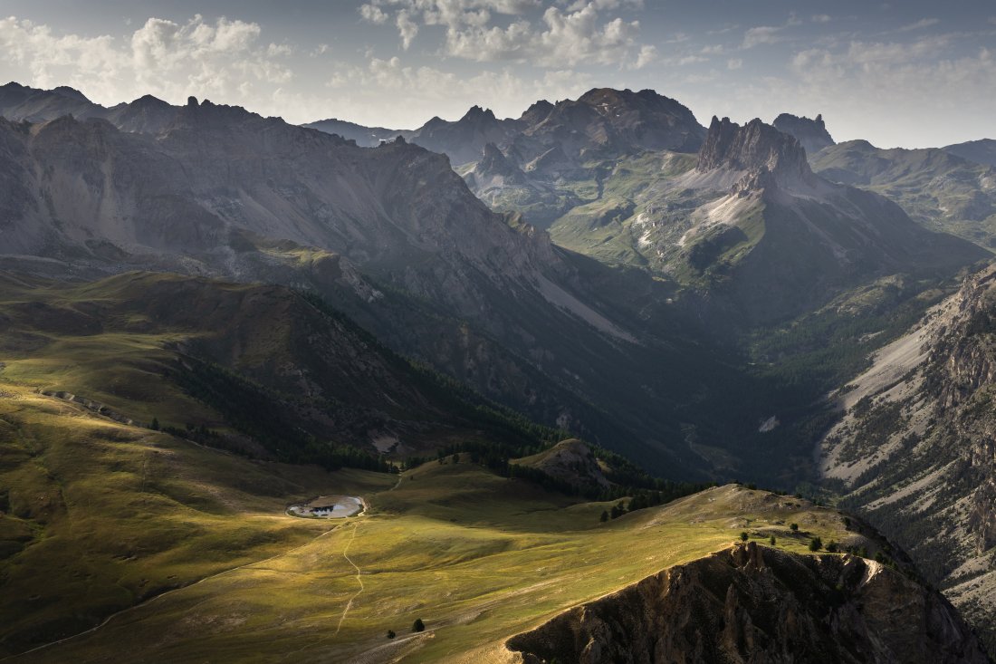 Vue depuis l'aiguille rouge sur la vallée étroite