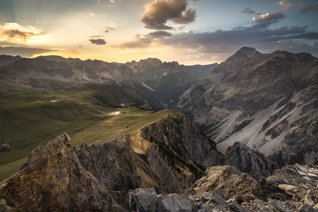 Vue depuis l'aiguille rouge sur la vallée étroite