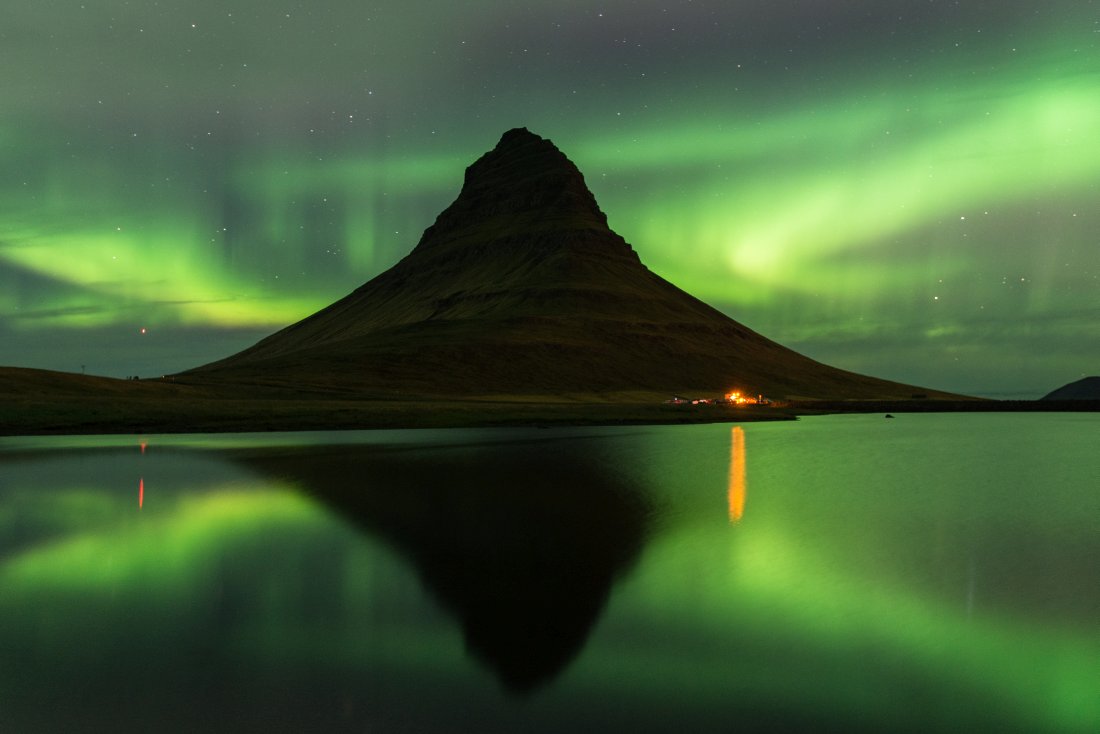 Aurore boréale en Islande devant Kirkjufell