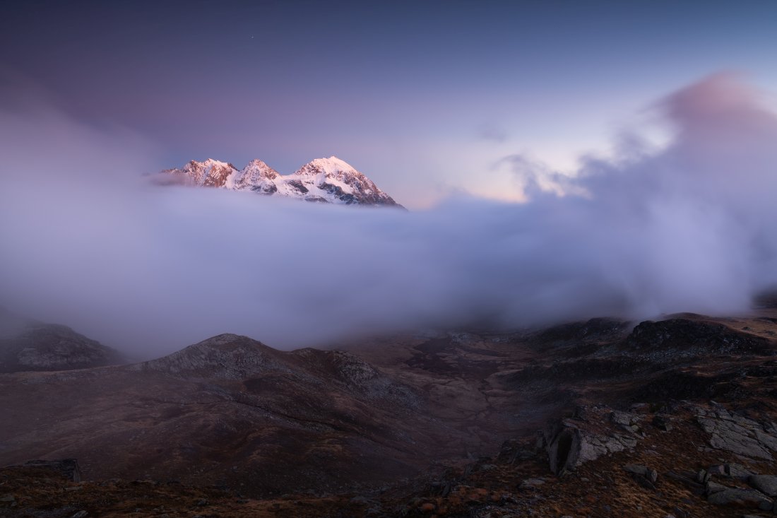 Brume au crépuscule sous la roche bernaude en Savoie tel un flot alpin