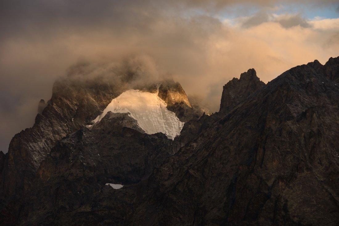 Sommet dans la brume au sein du parc national des Ecrins