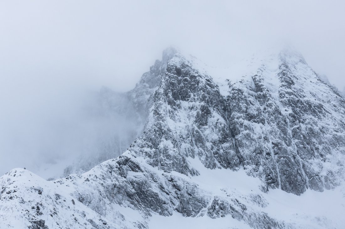 Montagne en enneigée dans la brume en Norvège