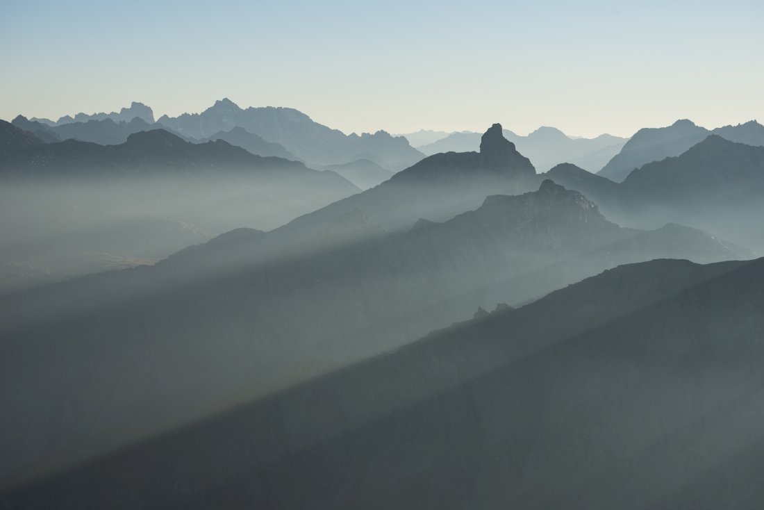 Lumière rasante depuis le Pain de Sucre dans le Queyras avec vue sur la Tête des Toillies