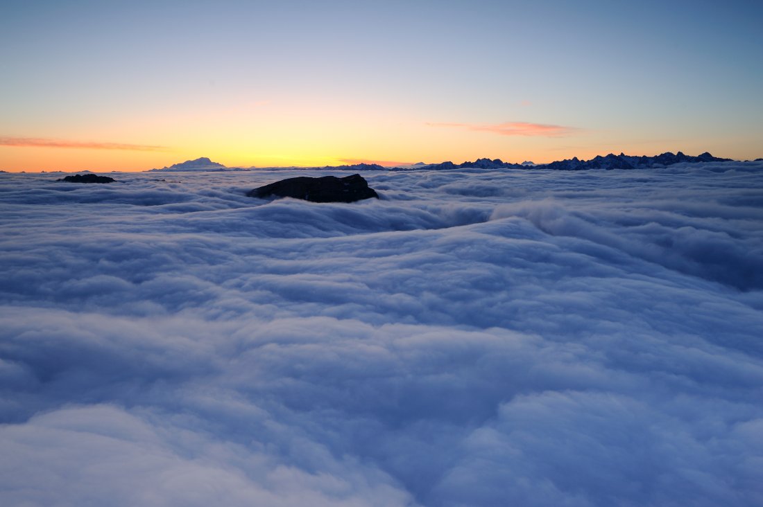 Mer de nuages à l'aube depuis Chamechaude en Chartreuse