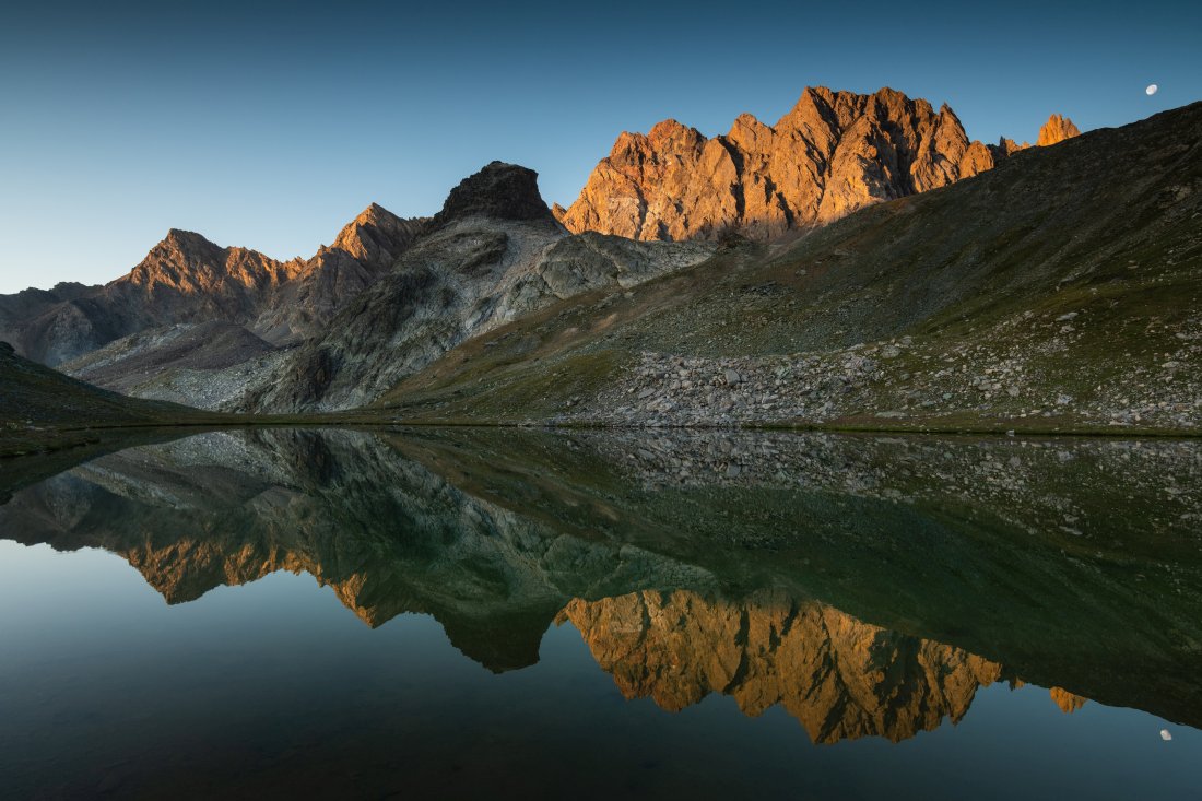 Aiguille de Chambeyron dans un reflet de lac au lever de soleil