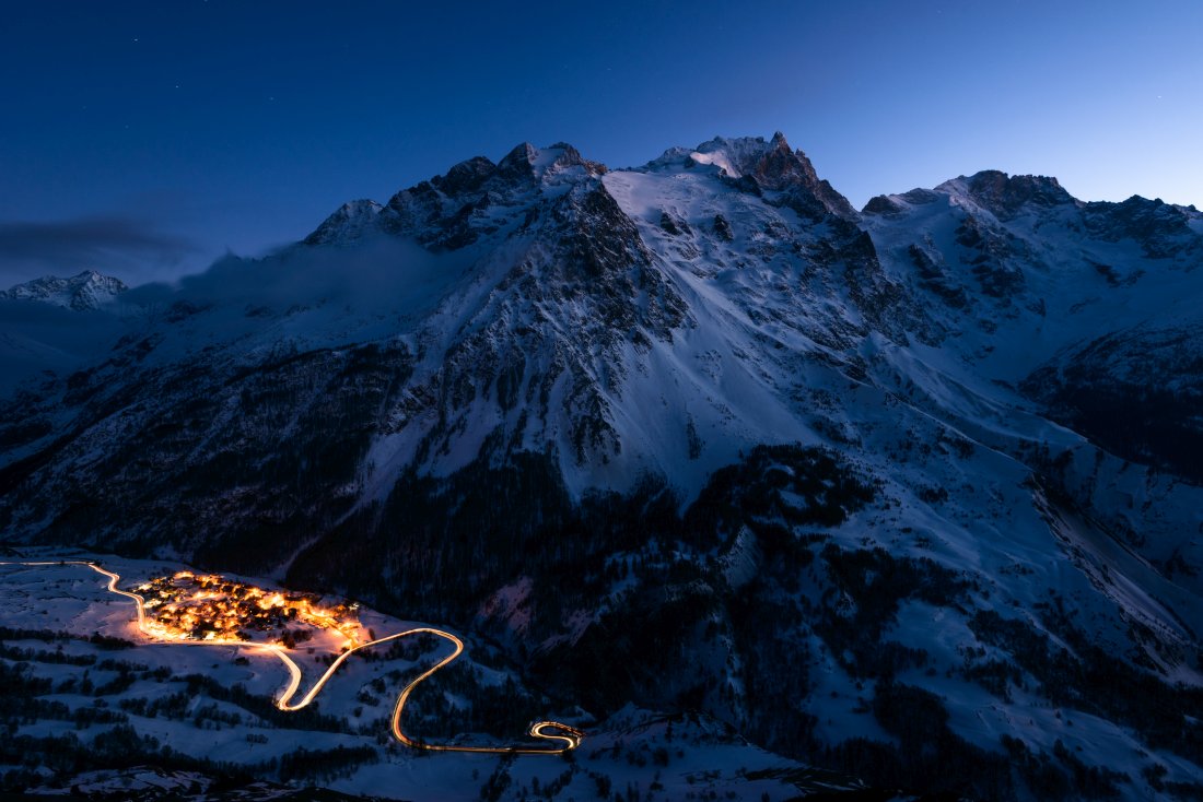 Les Ecrins et Villar d'Arêne à la tombée de la nuit