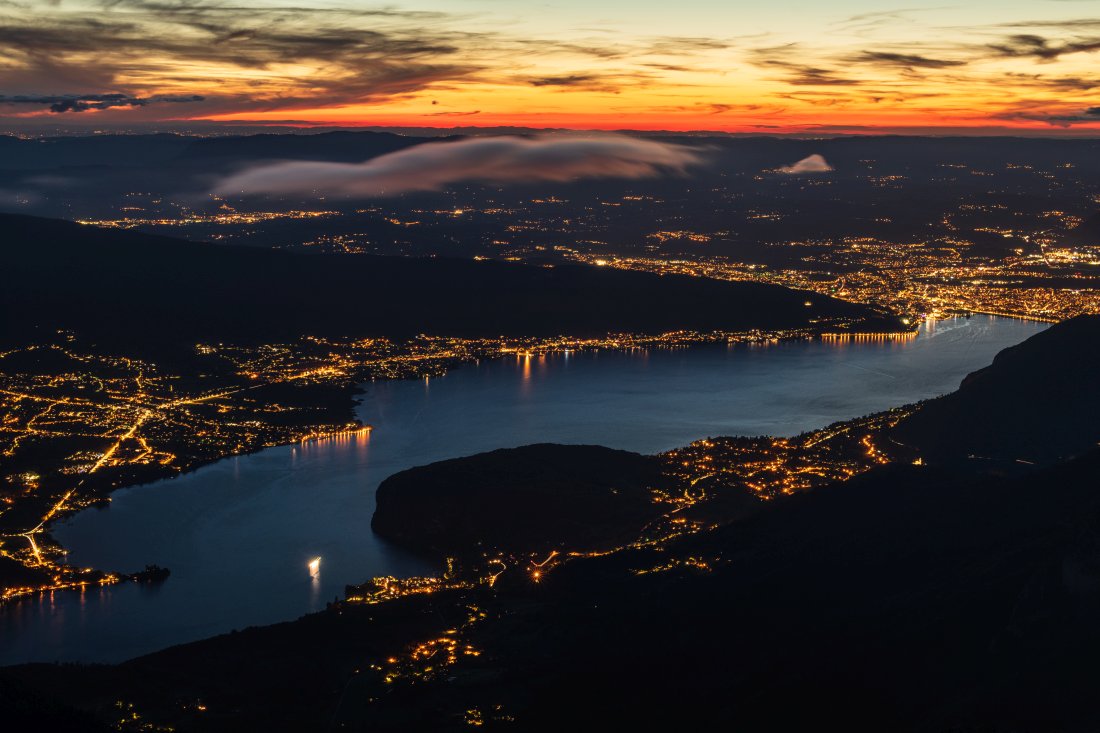 Lac d'Annecy de nuit depuis la Tournette