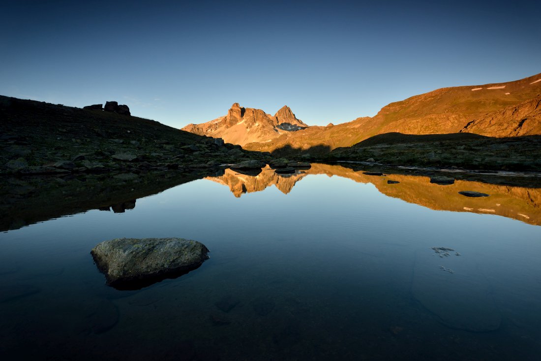 Reflet du Mont Thabor dans un lac au lever de soleil