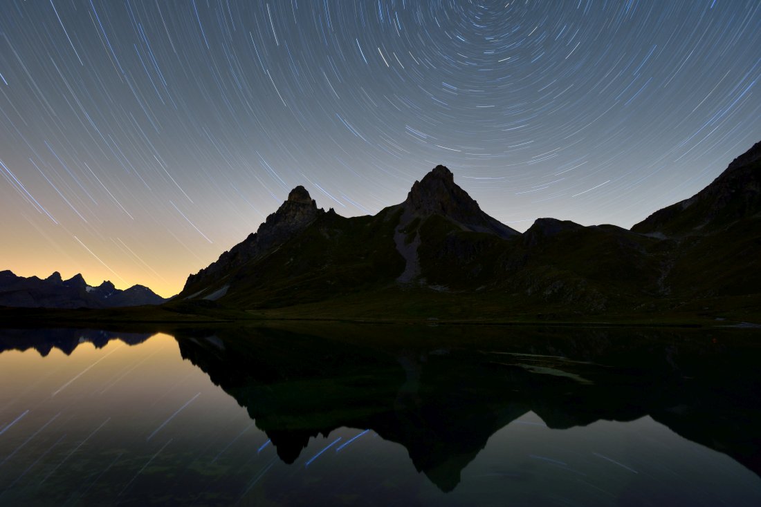 Pose longue nocturne au lac des Cerces dans les Alpes