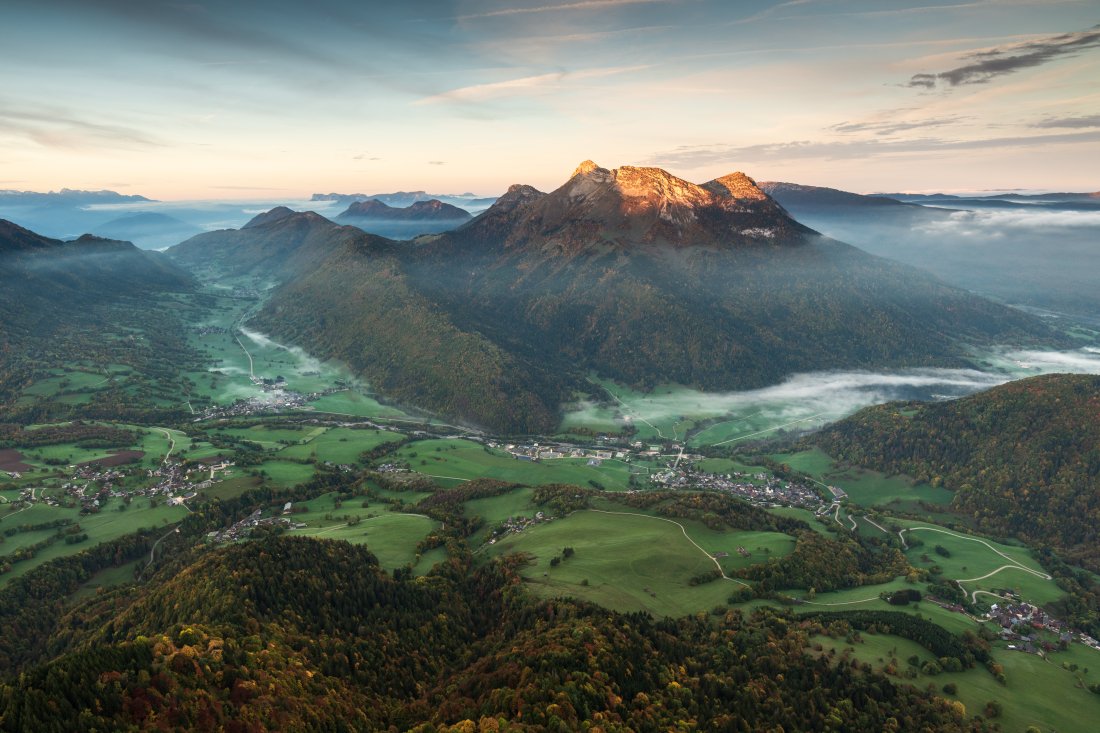 Lever de soleil sur le Mont Colombier dans les Bauges