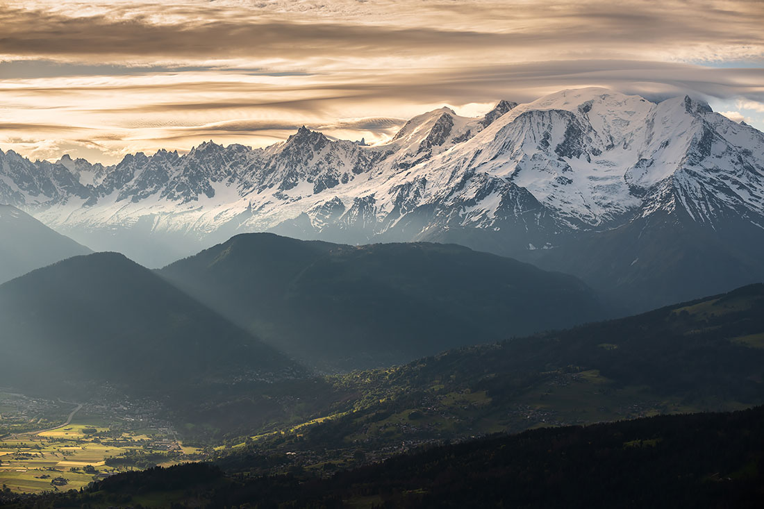 Massif du Mont Blanc au lever de soleil depuis les Aravis