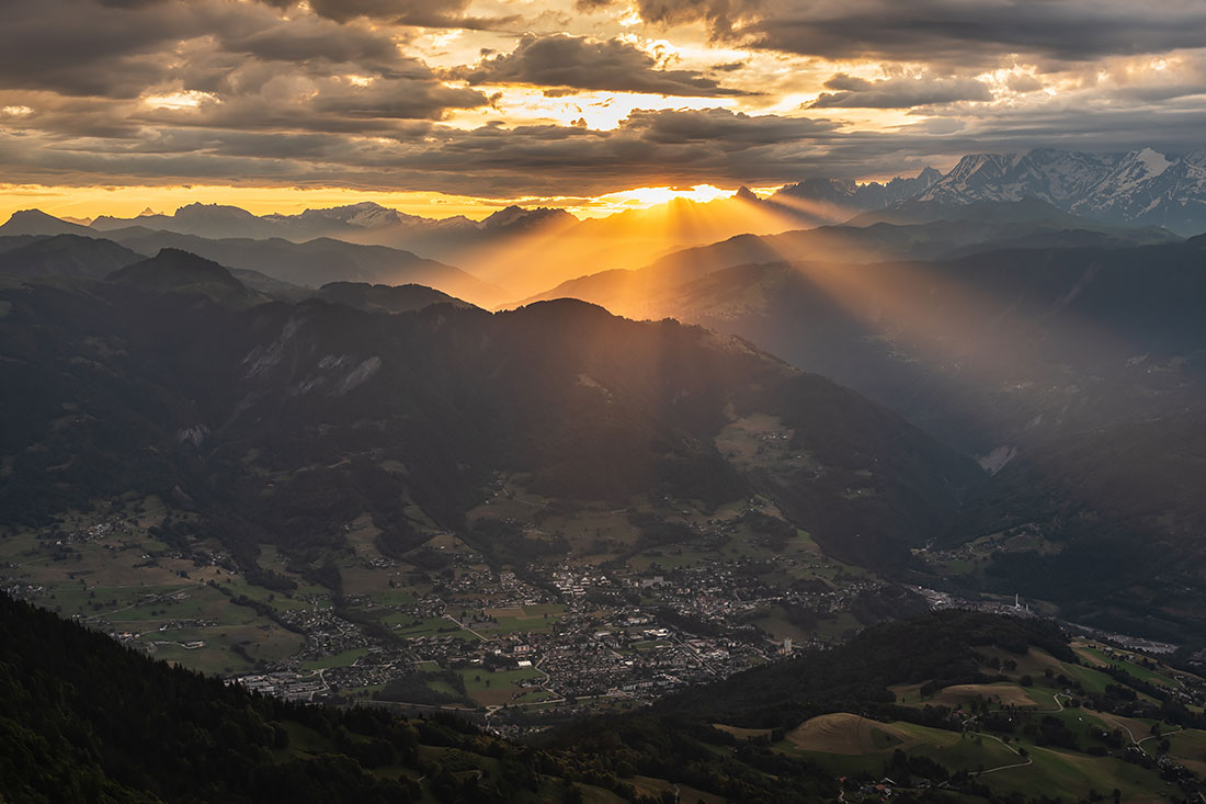 Lever de soleil au-dessus d'Ugine en Savoie