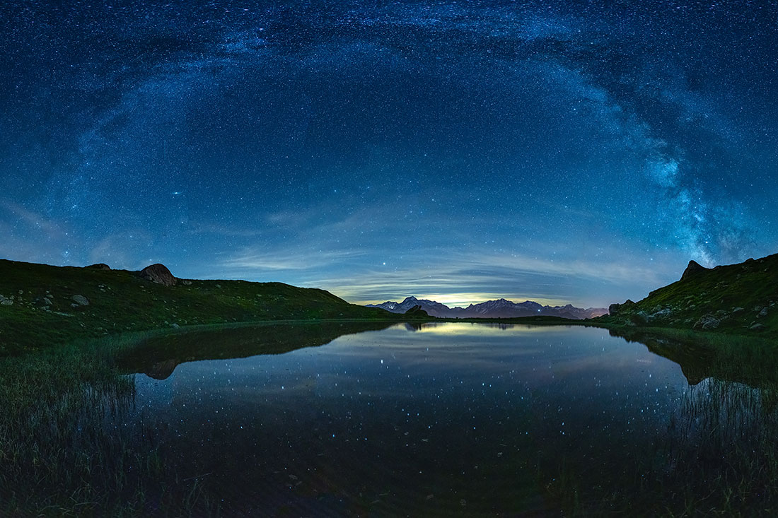 Voie lactée au-dessus d'un lac dans le Beaufortain en Tarentaise