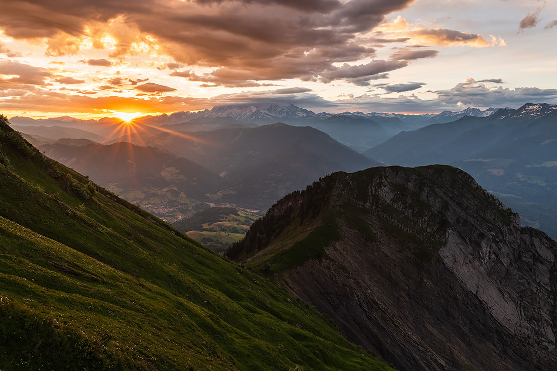 Lever de soleil au col de la Sellive dans les Bauges en Savoie