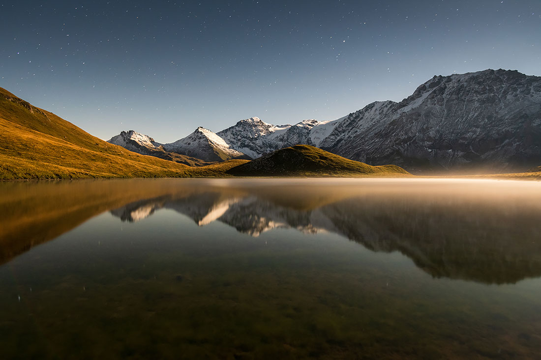 Le Lac du Clou en Savoie, la nuit, éclairé par la Pleine Lune