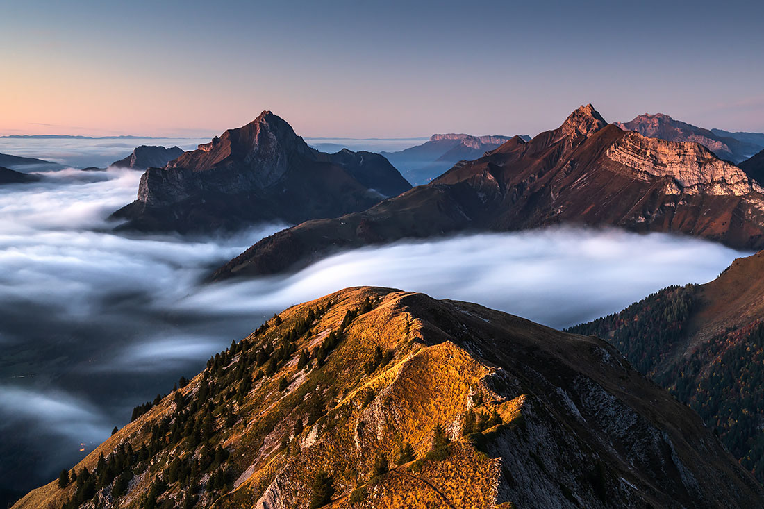 Mer de nuages dans les Bauges à la tombée de la nuit depuis la Pointe des Arlicots