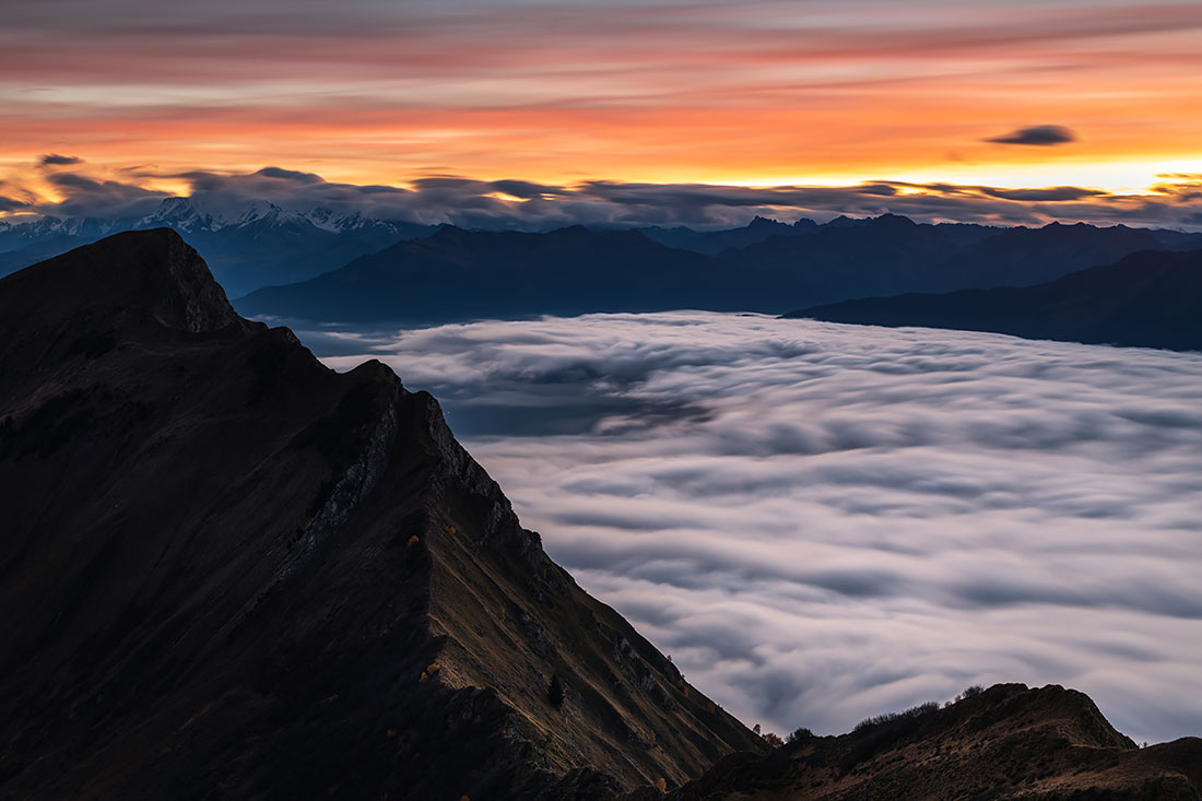 La pointe des arces dominant la mer de nuages aux premières lueurs de l'aube, en savoie