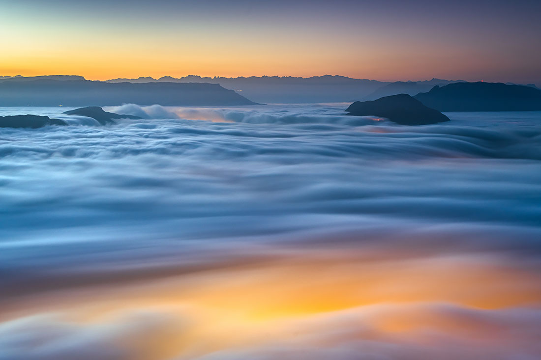 Mer de nuages depuis le Fenestrez dans le Bugey au lever du jour