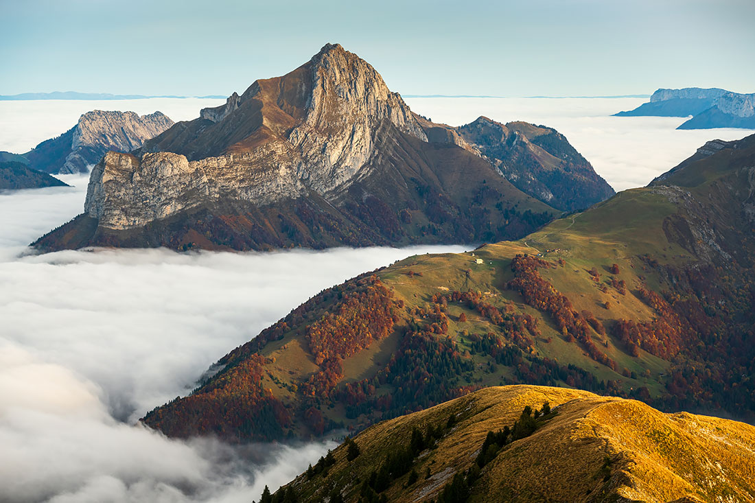 Montagne de la Lanche, la Croix d'Allant, la Dent de Pleuven, le Trélod et le Mont Jullioz dans les Bauges, depuis la Pointe des Arlicots, dans des conditions automnales