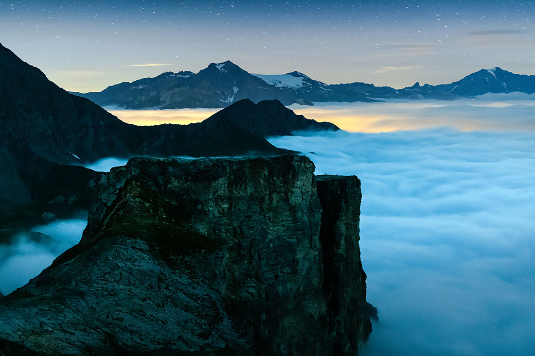 Mer de nuages en Haute-Maurienne, de nuit, depuis le Gros Peyron en Savoie