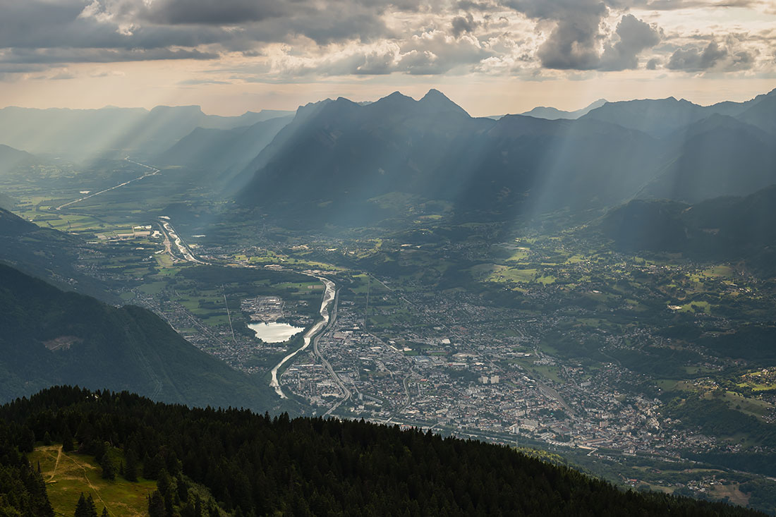 Jeux de lumière sur Albertville depuis la Roche Pourrie