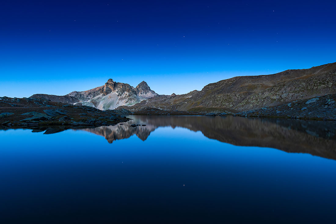 Le Thabor à l'heure bleue, reflété par un lac de montagne