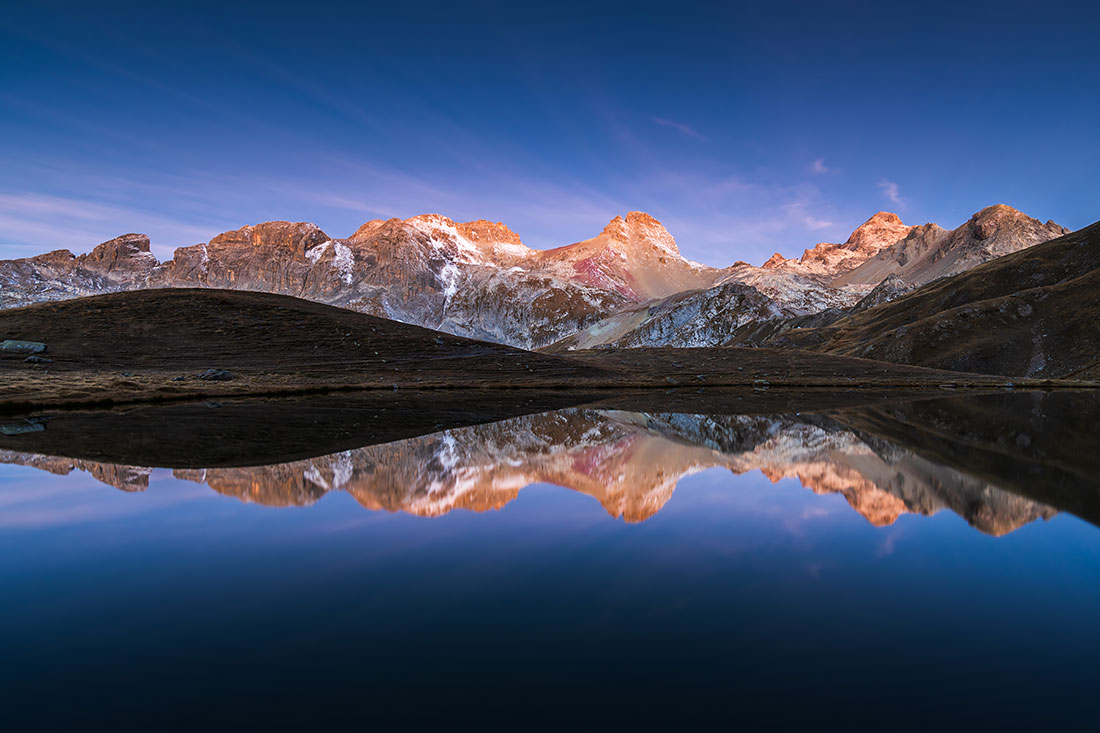 Lac de la Ponsonnière à l'heure bleue