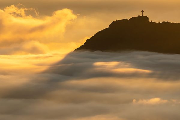 Crépuscule sur la croix du Nivolet