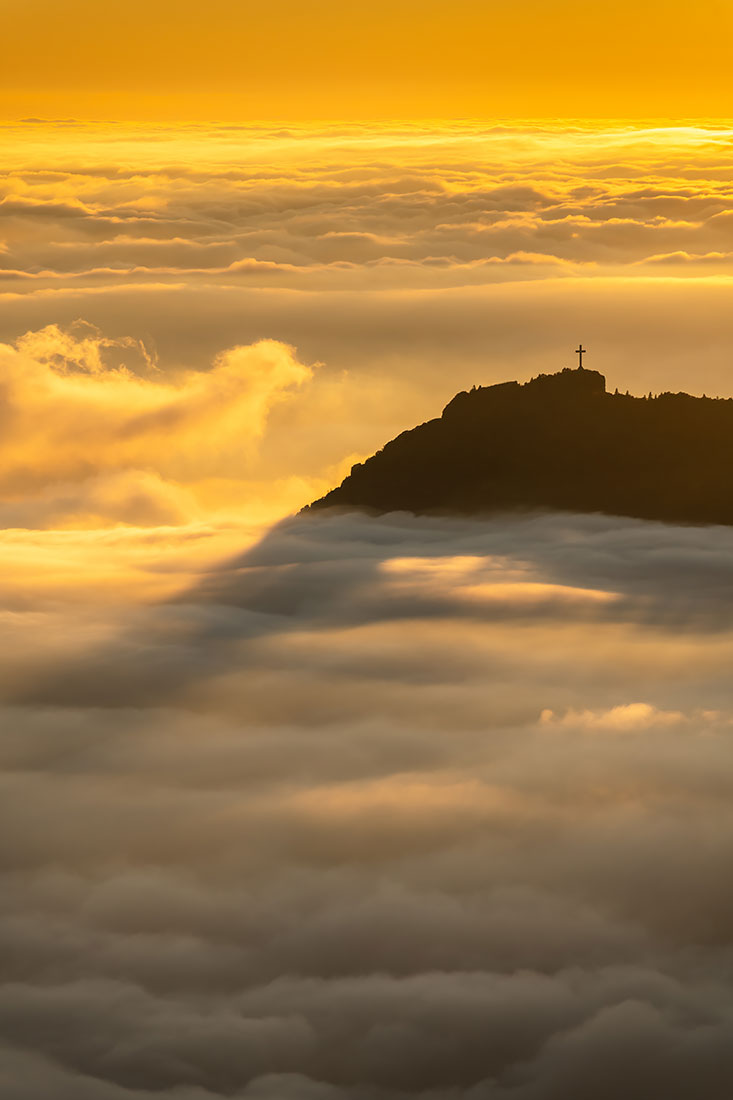 Crépuscule sur la croix du Nivolet