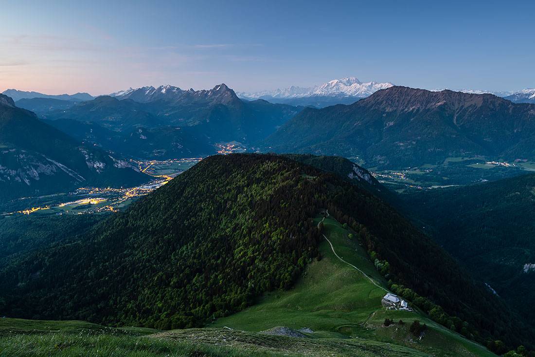 Alpage de la Servaz depuis la Pointe du Velan, à l'heure bleue, avec le Mont Blanc au loin
