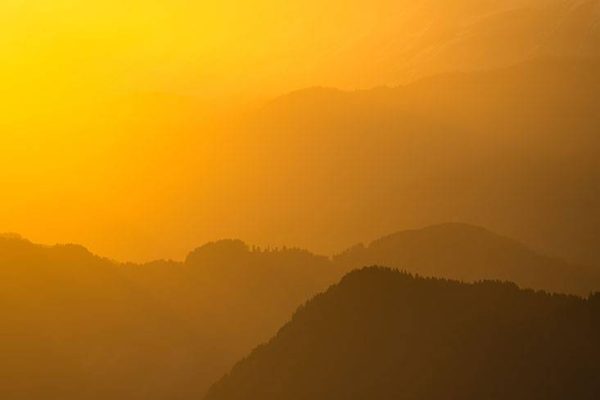Crêtes dorées au lever de soleil