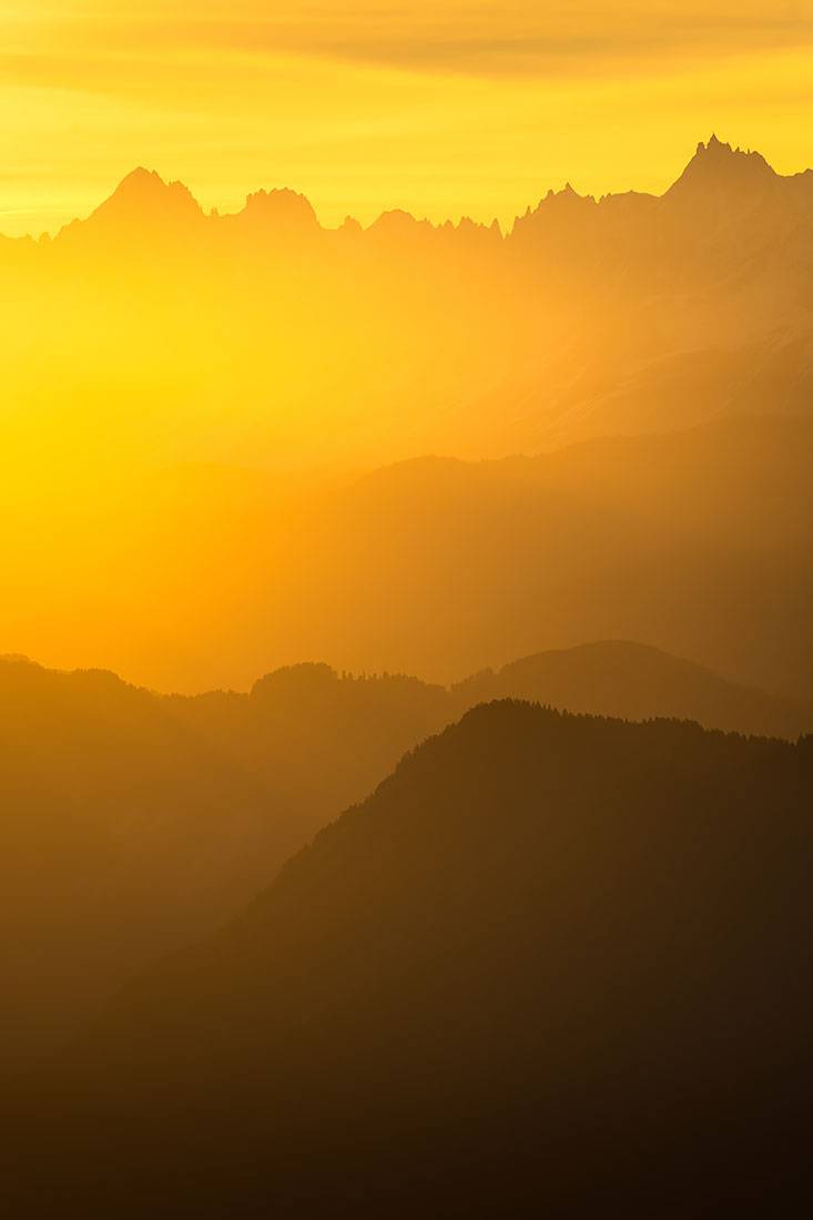 Crête dorée au lever de soleil