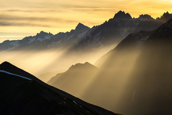 Brume dorée au pied du massif du Mont Blanc