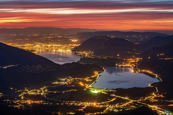 Lac d’Annecy au crépuscule depuis la Pointe du Velan
